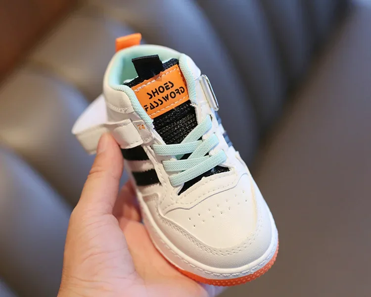 Kindersneaker, modisches Design, weiße, rutschfeste Freizeitschuhe für Jungen und Mädchen, atmungsaktive Sneaker mit Schnürsenkeln, Outdoor-Schuhe für Kleinkinder. – Detail 7