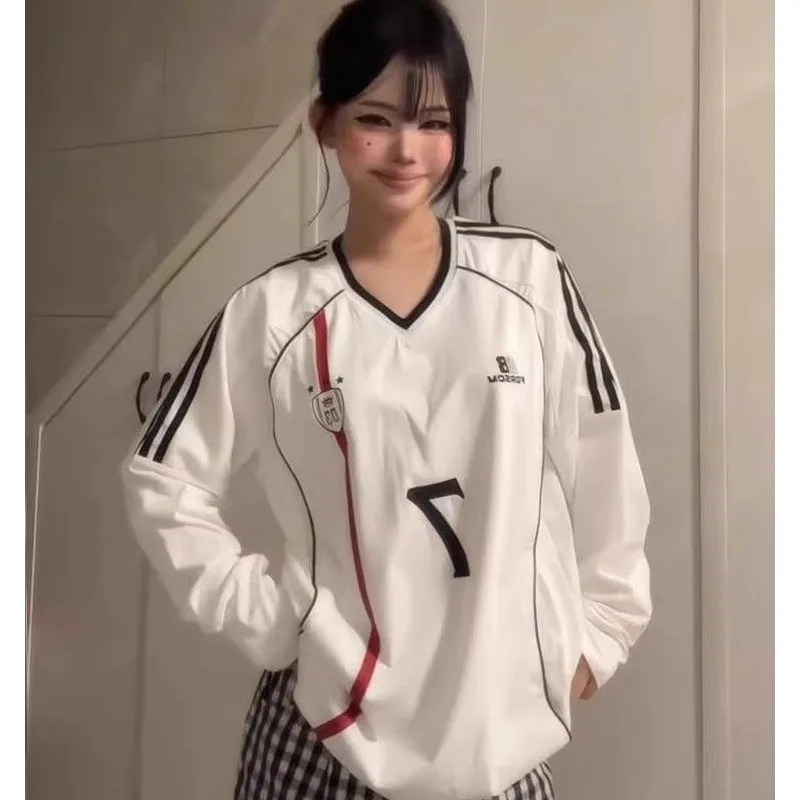 تي شيرت نسائي بأسلوب رياضي أمريكي، فضفاض وعصري لفصل الربيع، بأكمام طويلة وياقة على شكل V، بألوان متباينة وحجم كبير، مناسب للأ...