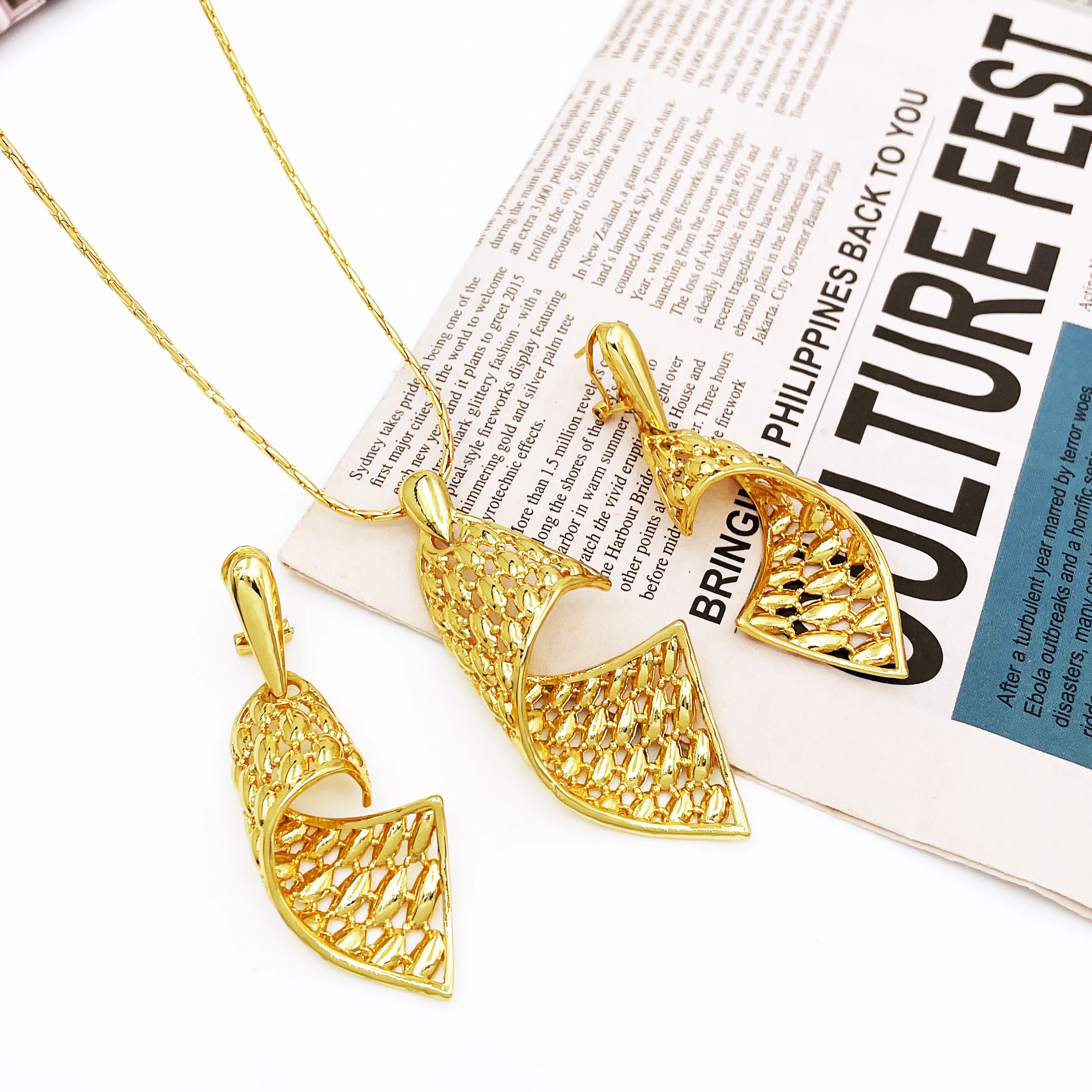 Fashion Leaf PendantNecklace And Earrings Set 18K Gold Plated 3PCS Set Jewelry Wedding Party Gift