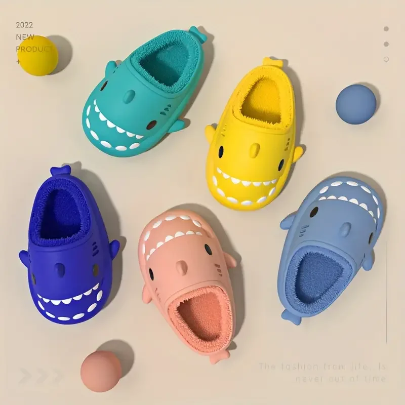 Urocze kapcie w kształcie rekina z kreskówki, ocieplane polarem, lekkie kapcie domowe z odkrytymi palcami dla chłopców i dziewczynek, idealne na zimę.