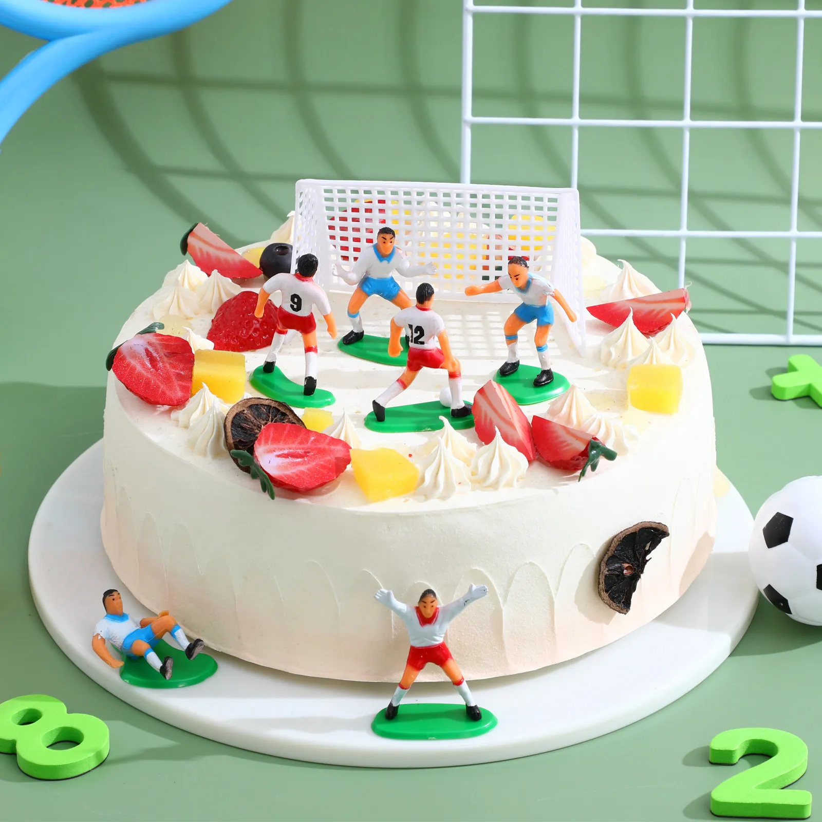Ensemble de 8 décorations de gâteau de football comprenant 6 figurines de joueurs et 2 buts, idéal pour les fêtes d'anniversaire sur le thème du football