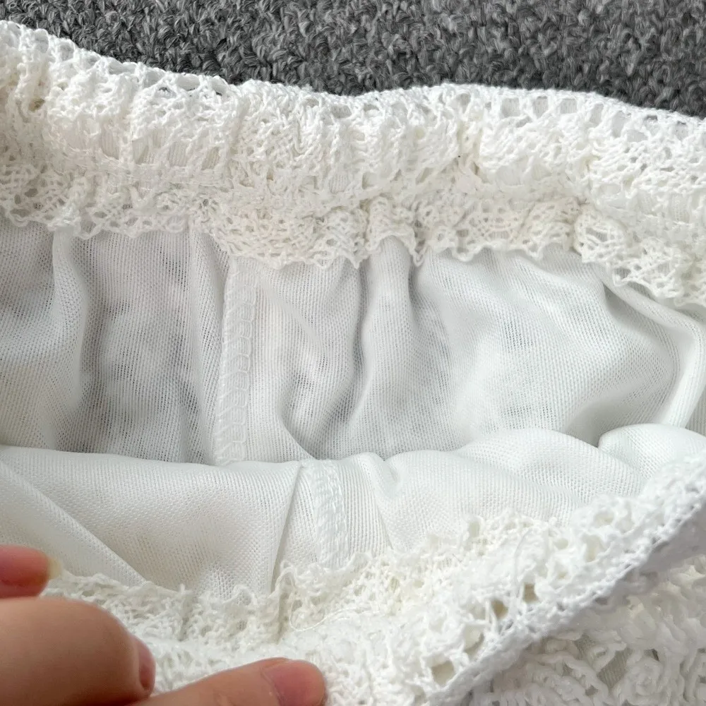 Neues Polyester-Strandoutfit: Hochtailliertes, gestricktes Neckholder-Top mit weitem Bein und kurzer Hose für den Urlaub am Meer – perfekt für Fotoshootings – Detail 9