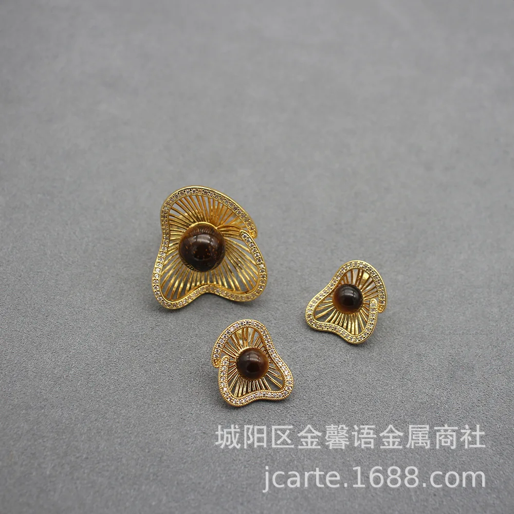 

Открытое кольцо с листом лотоса Watteau, полые серьги с камнем «Тигровый глаз», набор пряжек для шарфа, латунь