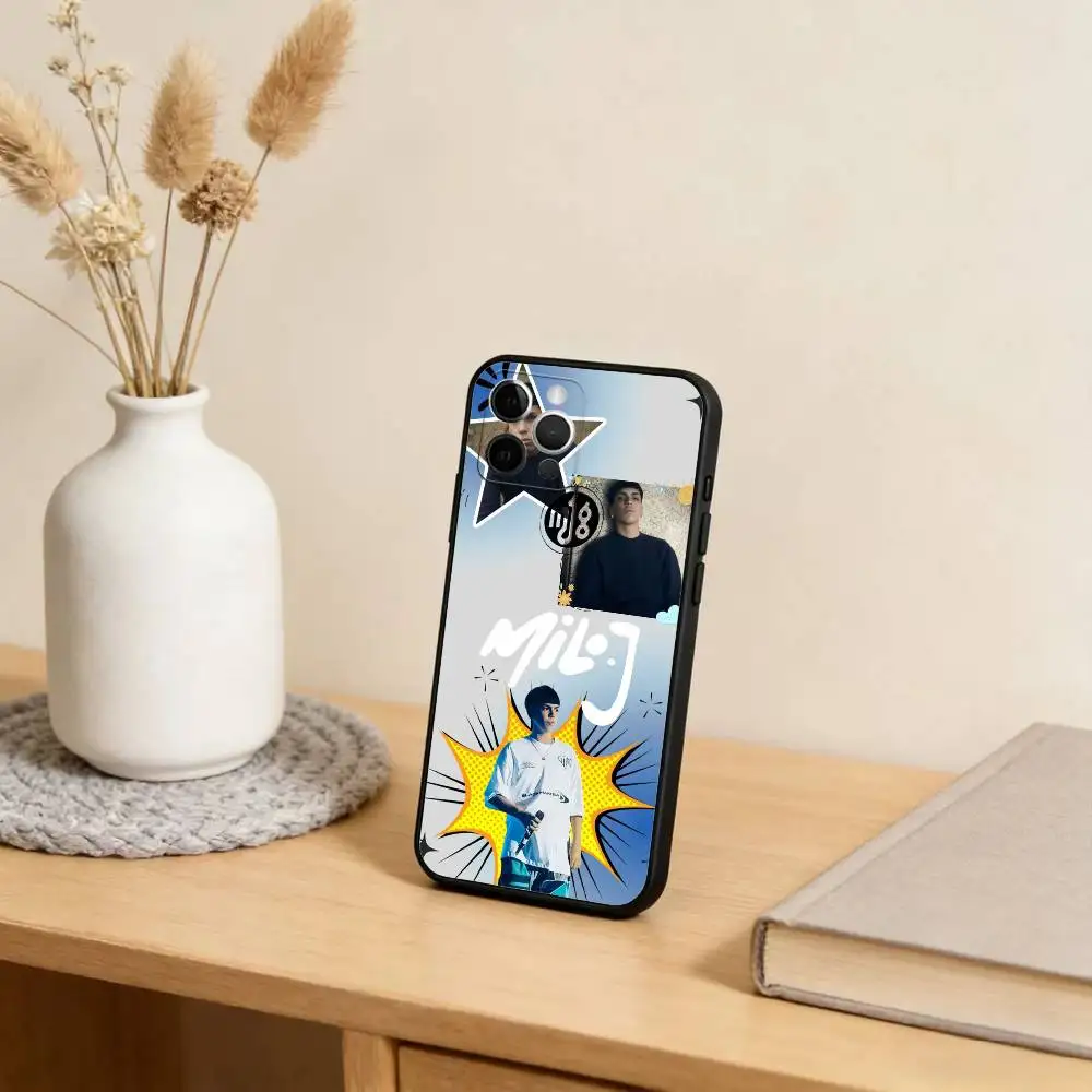 حافظة هاتف M-Milo-J Singer لهاتف iPhone 17,16,15,14,13,12,11 Plus، Pro Max، XS، غطاء أسود من السيليكون الناعم