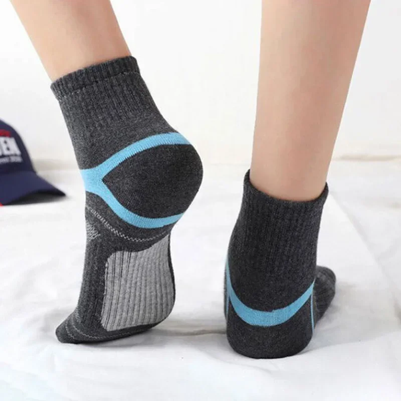 زوج واحد من الجوارب الرياضية للرجال متوسطة الطاقم ماصة للعرق، جوارب مريحة قابلة للتنفس لتدريب كرة السلة، والجري والأنشطة الخارجية