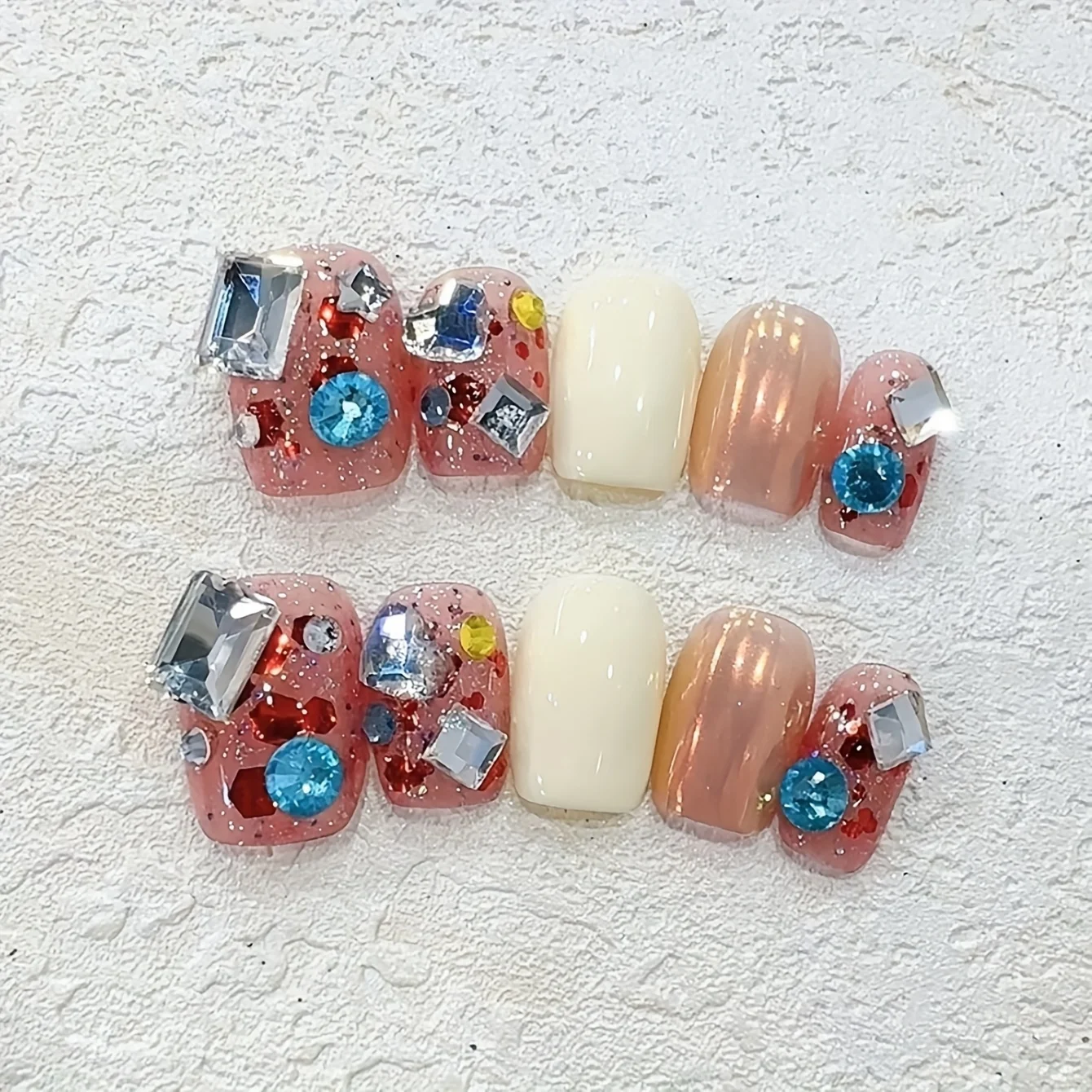 10 قطع من الأظافر المزيفة المصنوعة يدويًا من الماس القصير الملون الراقية، مجموعة ألوان ماسية قصيرة مزاجية خفيفة رقعة أظافر بيضاء فاخرة