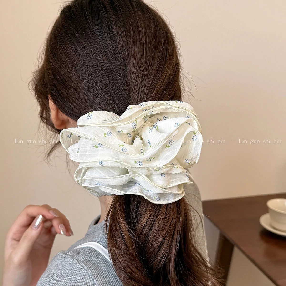 Hot Selling Vintage Floral Scrunchies Large Size High Stretch Hair Ties for Women Low Ponytail Bun Holder Elegant Girly
