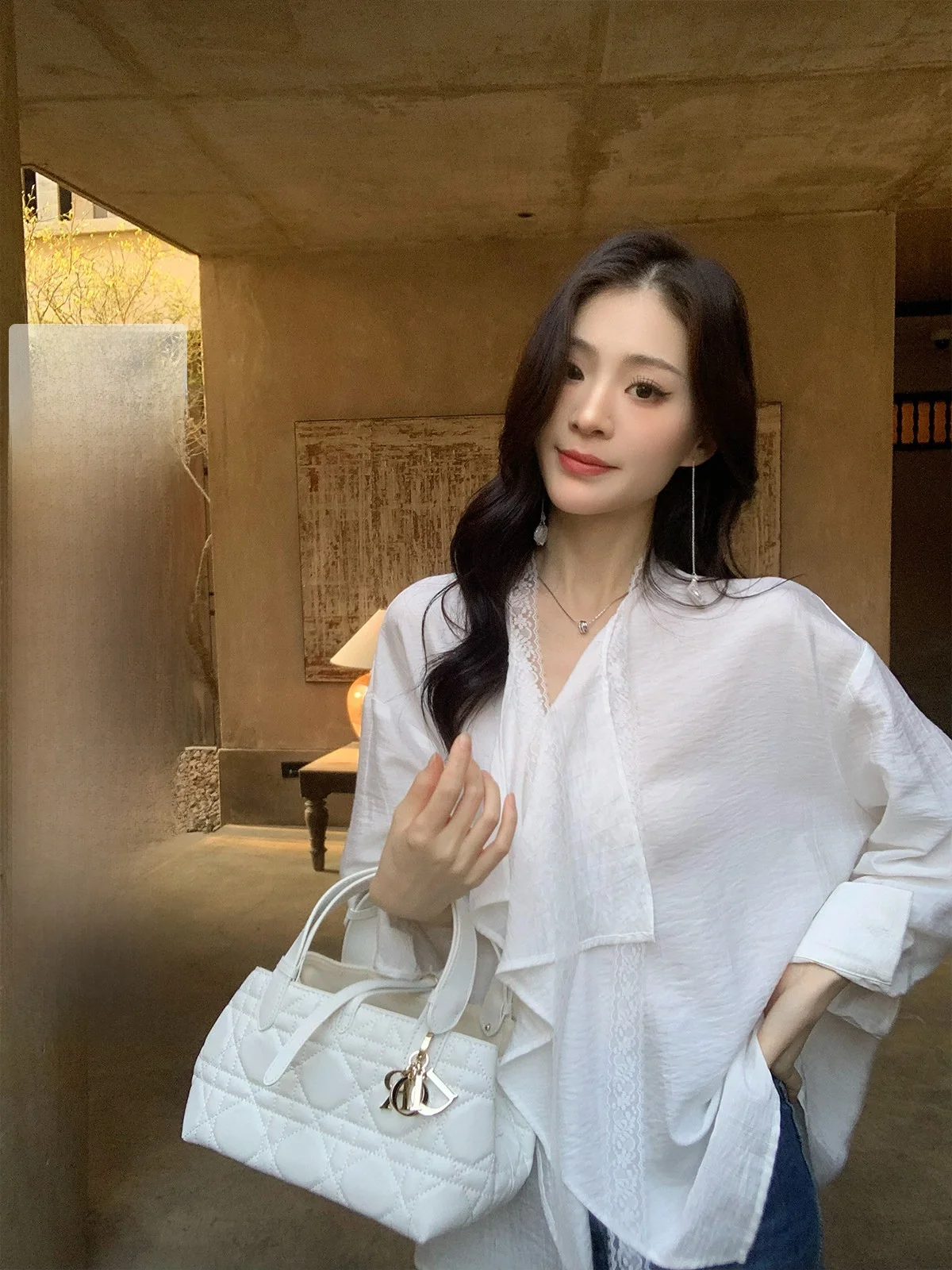 

Женская белая кружевная блузка Iceollo: весенняя мода, драпировка, эффект стройности, повседневный стиль, длинный рукав, цветная