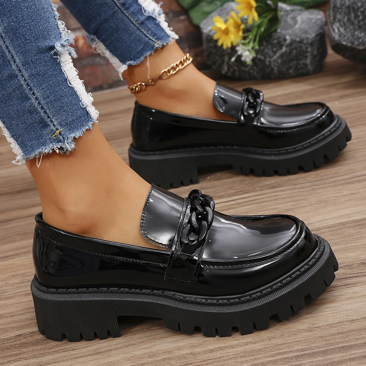 Mocassins de plataforma feminina com decoração de corrente moda estilo preppy sapatos mulher couro patente deslizamento em senhoras apartamentos plus size