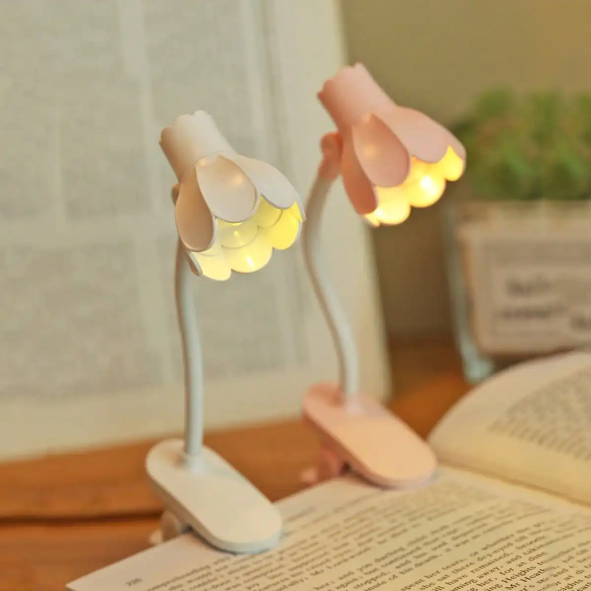 

1pc/3pcs Adjustable Angle Lily Flower Shaped LED Reading Light With Clip, Desk Decor Lamp, Eye-Caring Night Reading Light (With