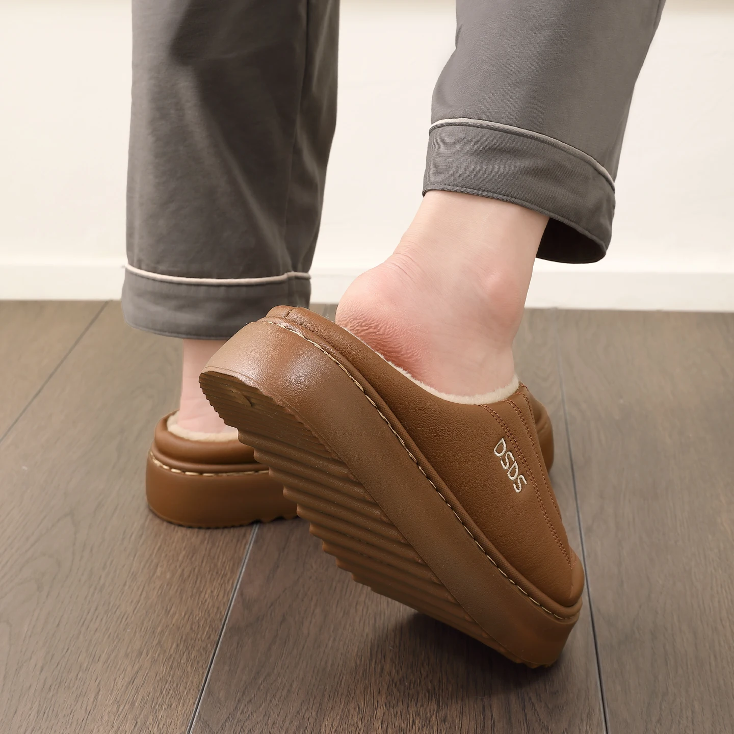 Winterwarme Plüsch-Hausschuhe, wasserdicht, rutschfest, mit dickem Fell, für drinnen und draußen, gemütliche Schuhe für kaltes Wetter, für Damen und Herren. – Detail 17
