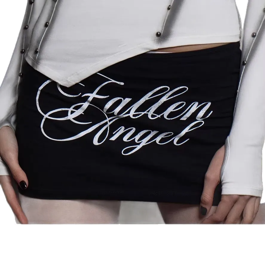 Sommerlicher, mit Buchstaben bedruckter Rock mit elastischem Bund, der die Hüften formt, im Stil von „Spicy Girl“, in Schwarz und als kurzer Rock. – Detail 5