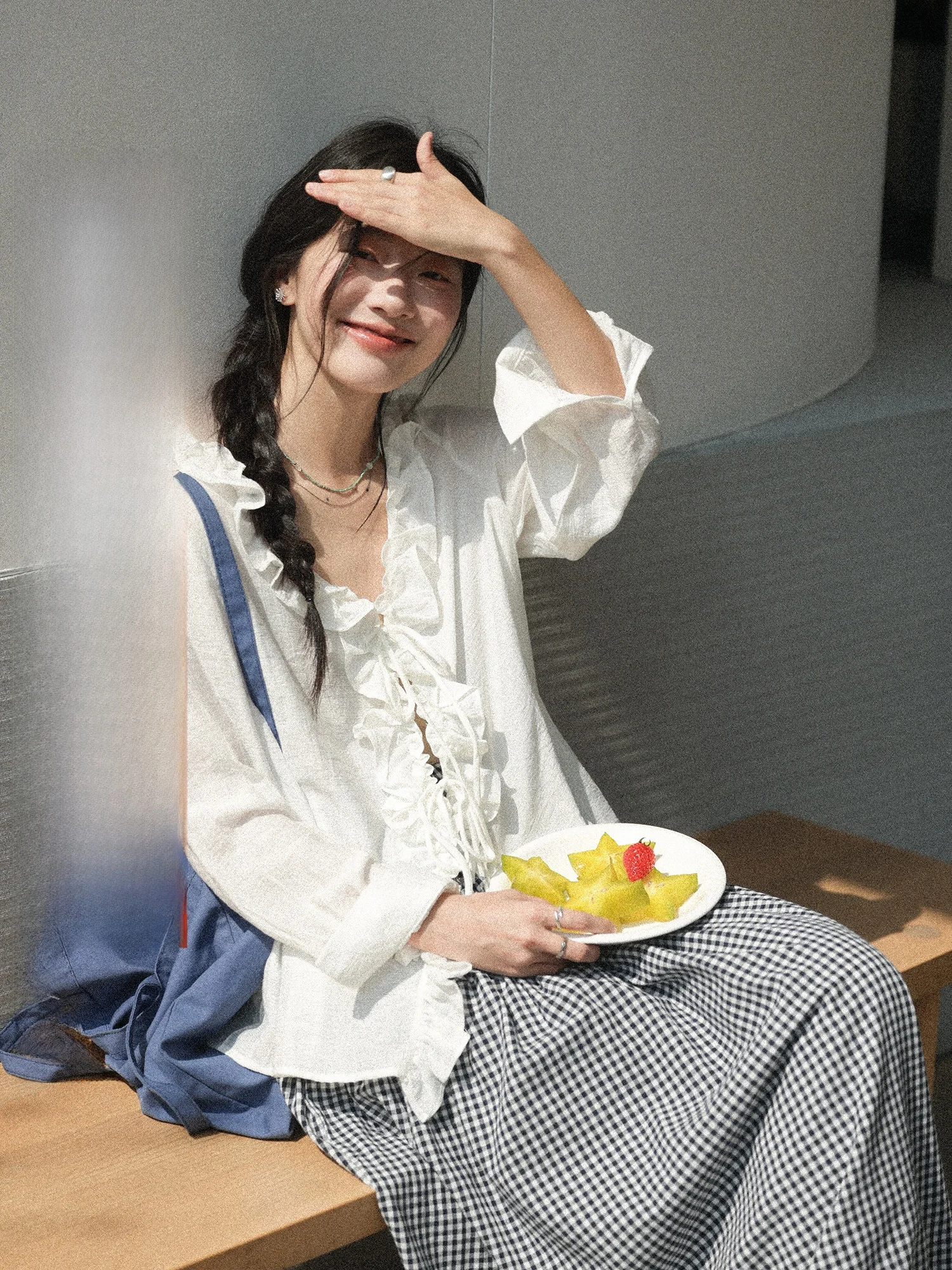 

Белая женская рубашка с длинным рукавом во французском стиле, свободного кроя, с V-образным вырезом, на пуговицах, с текстурой под дерево, из дышащего тонкого материала, однотонная