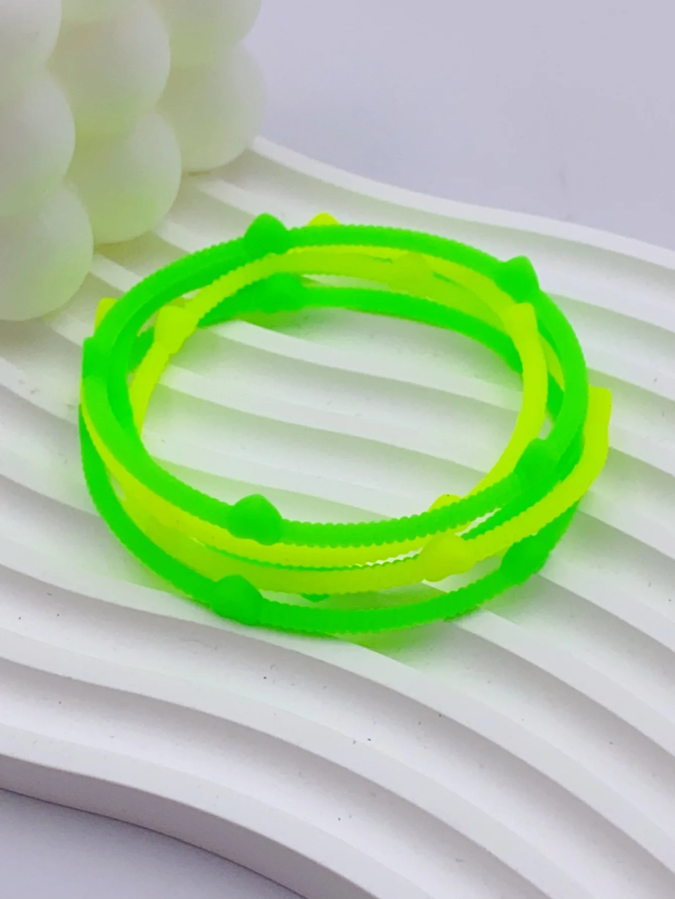 5db Fluoreszkáló Barack Kőr szilikon bracelet, Divatos befon bracelet óra Sokrétű színek vel Árrugalmasság számára sportok