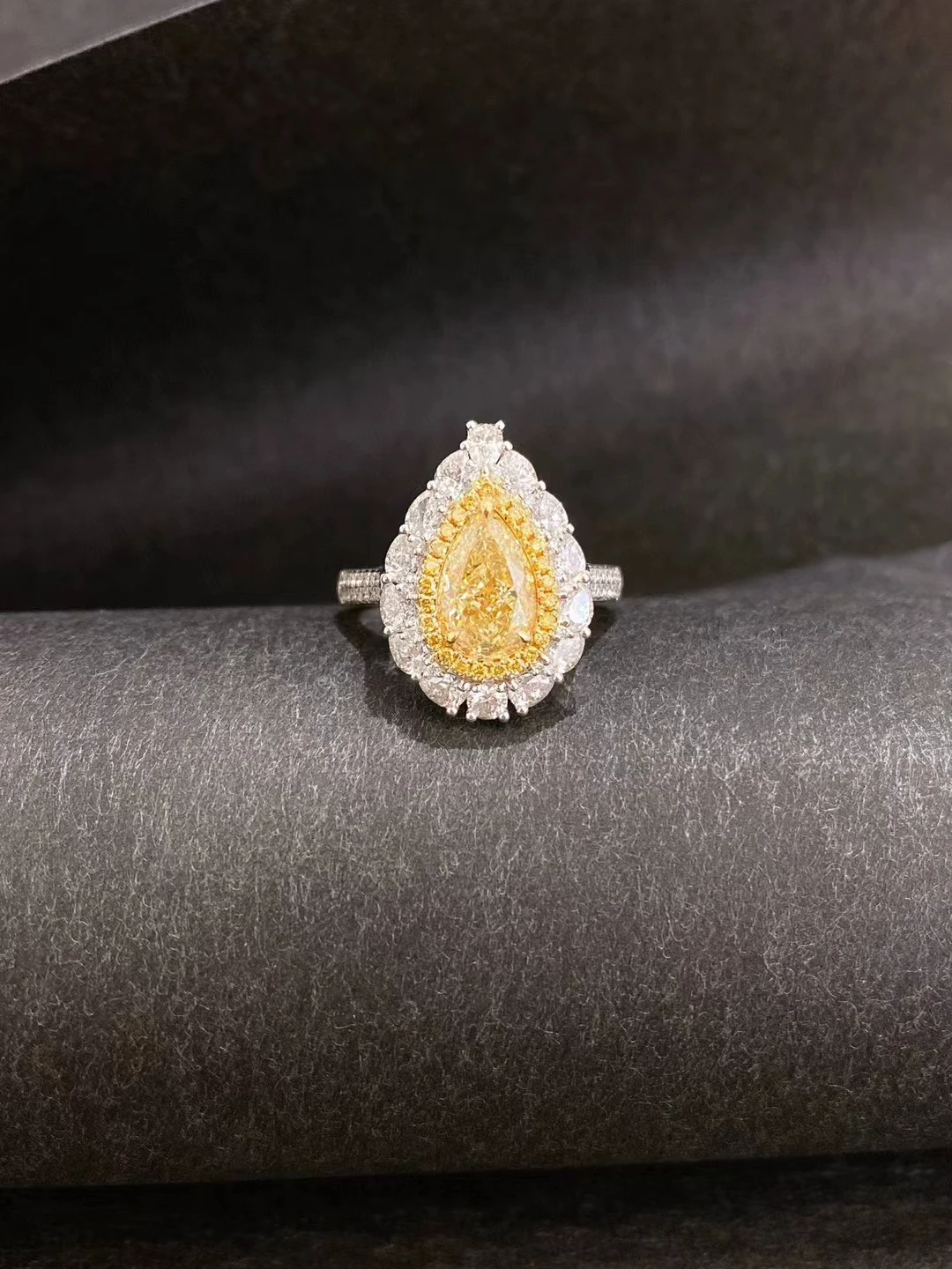 

Обручальное кольцо HPHT с бриллиантом 18 карат и грушевидной подвеской, превращающееся в ожерелье, с выращенным в лаборатории грушевидной огранки и