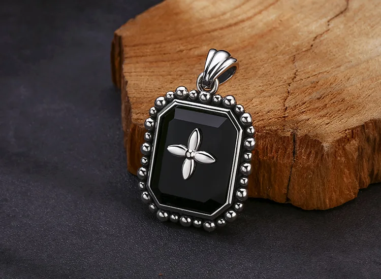 Wholesale 925 sterling silver pendant, exquisite four leaf clover black zircon diamond pendant, Thai silver retro vintage vintag