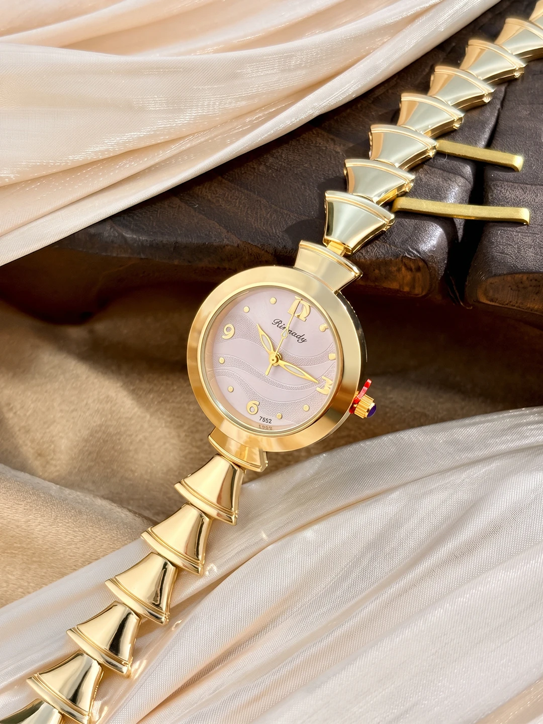 Retro Premium Circular Dial Mini Fan-Shaped Band Watch for Woman