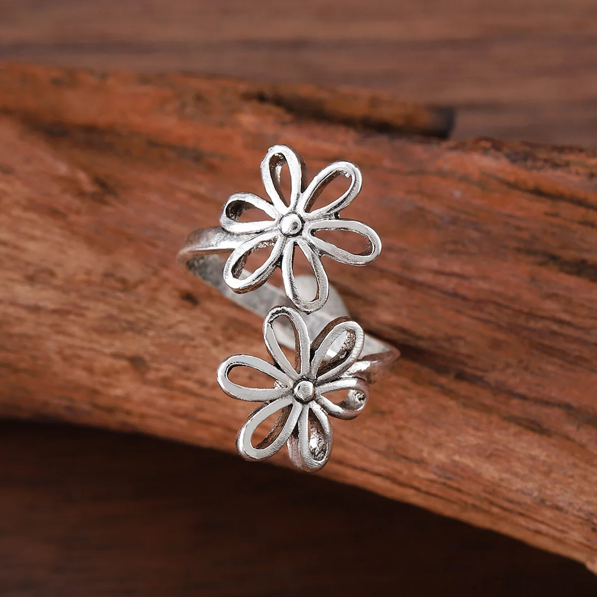 DIY accessories Cross-border European and American new retro and old double flower hollow ring, niche cold wind sweet and cool a