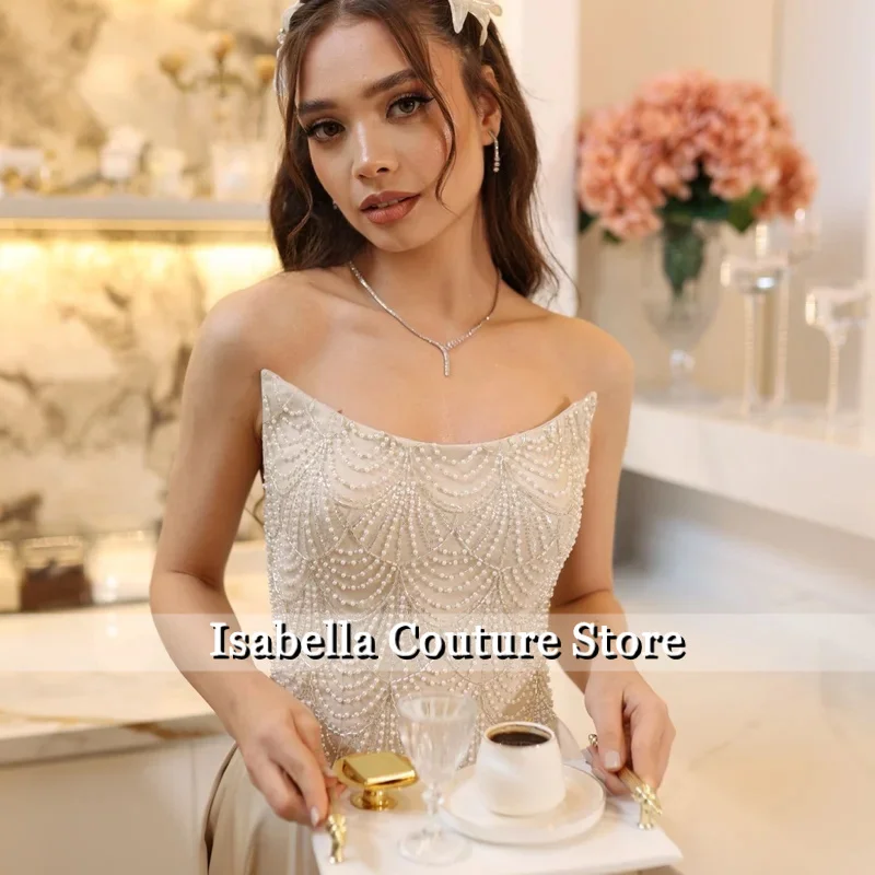 Suknia wieczorowa do ziemi, elegancka, z satyny, zdobiona perłami, z kwadratowym dekoltem i szarfą, szyta na miarę, w stylu capelet, idealna na formalne okazje.