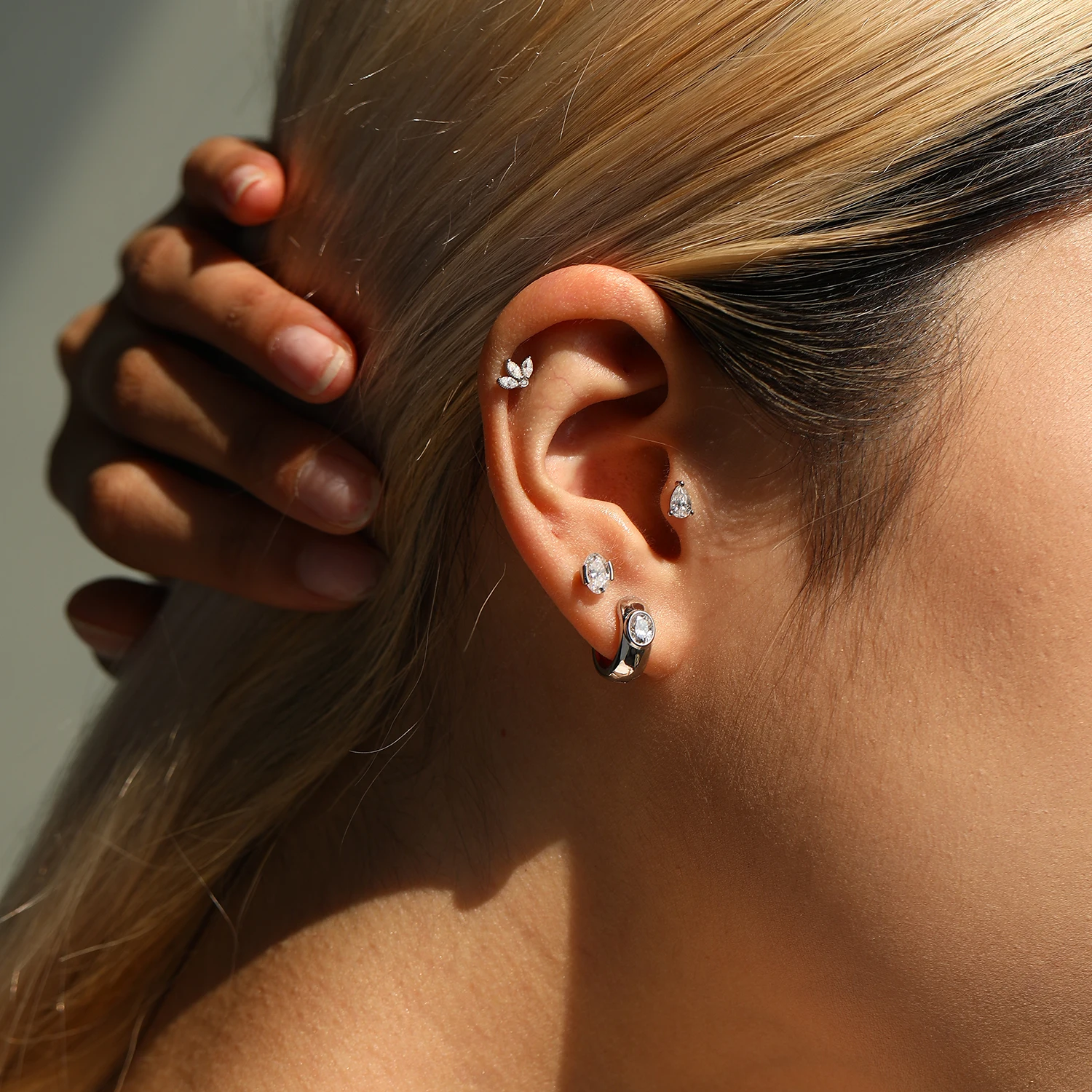 MODIAN 925 Sterling Sliver Luxury Moissanite Crown Small Ear Studs Heart Screw Stud Earrings For Women & Men Fine Jewelry