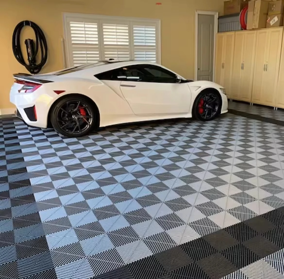 

Interlocking Plastic PP Garage Flooring Tiles 40x40x1.8cm Anti-Slip Workshop Floor Tiles with Easy Click Installation