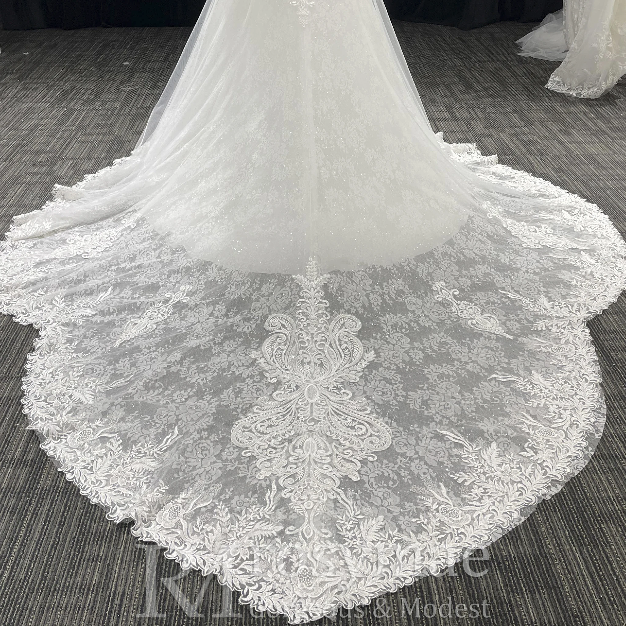 Rosymae kanten trouwjurk met lange mouwen A-lijn tijdloze elegantie voor de bruid