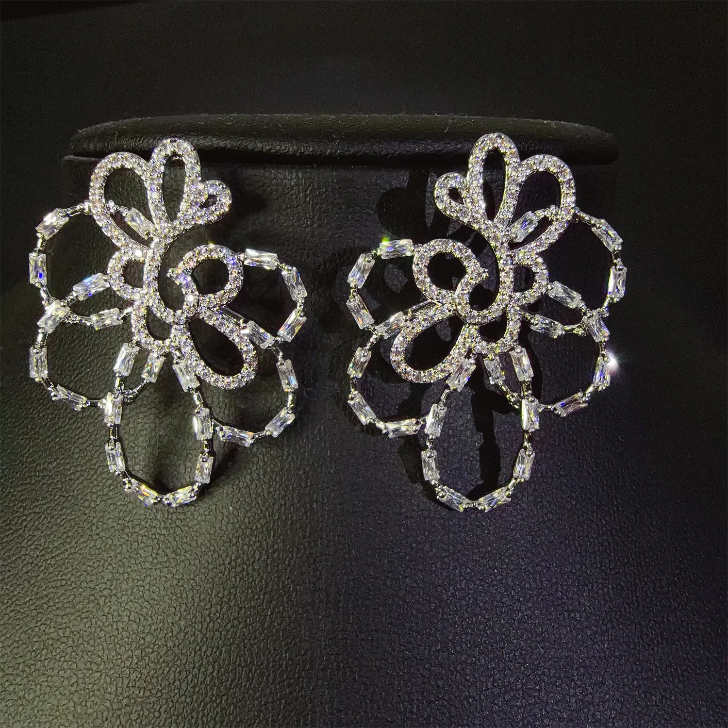

New pretty and lovely sliver color flower earrings women dress decoration light luxury jewelry wedding holiday gift E353