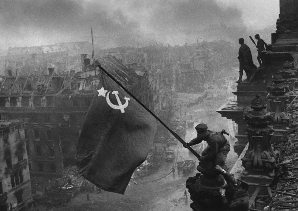 Soviet Union Soldiers Raising The Flag On Roof Of The Reichstag Silk Poster Decorative Painting