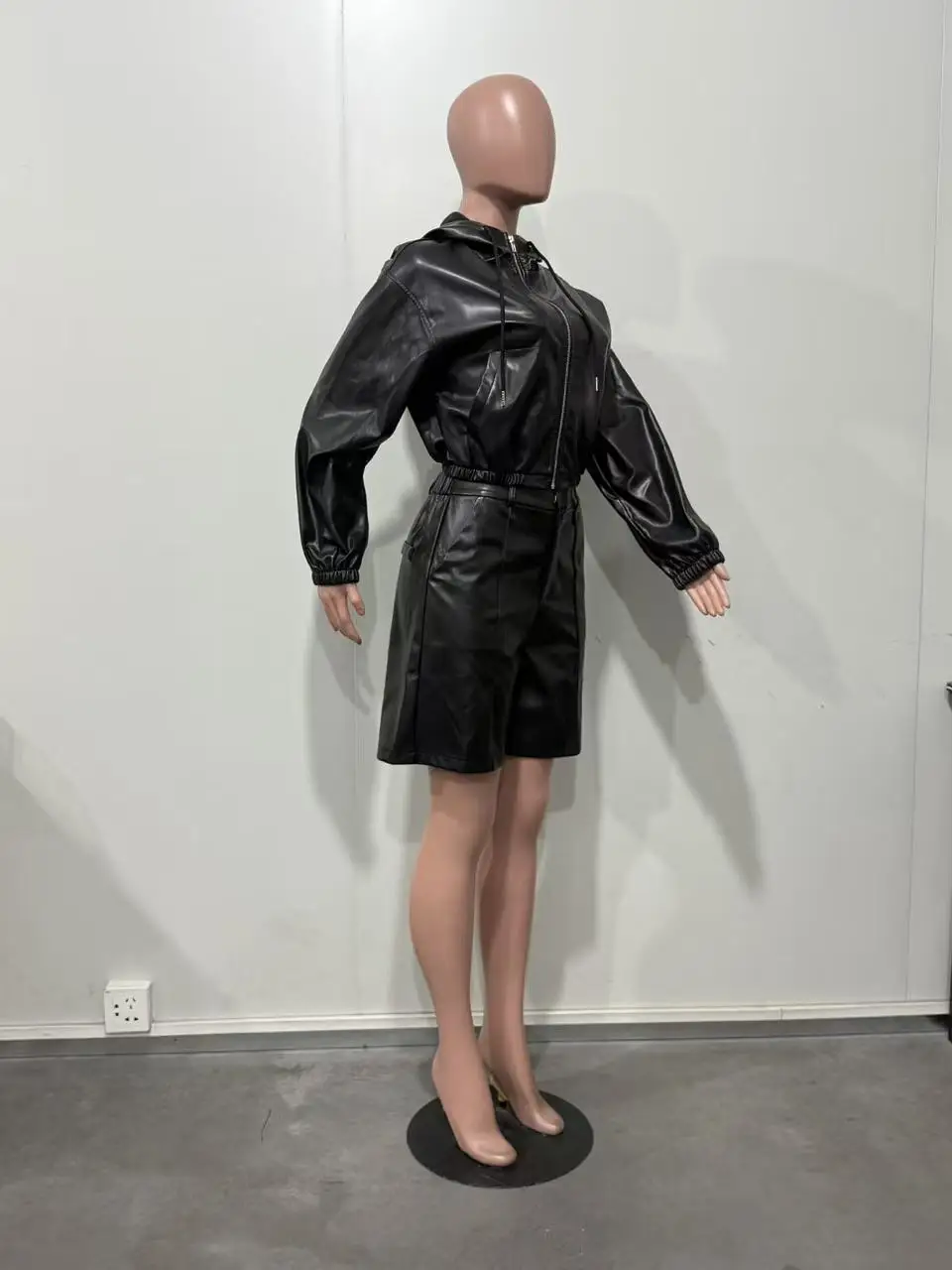 ชุดเซ็ตหนัง PU สีดำสุดหรู 2 ชิ้น เสื้อแจ็คเก็ตมีฮู้ดแบบซิป กางเกงขาสั้น แฟชั่นฤดูใบไม้ร่วง-ฤดูหนาว 2026 สไตล์เรียบง่ายแนวสตรีท