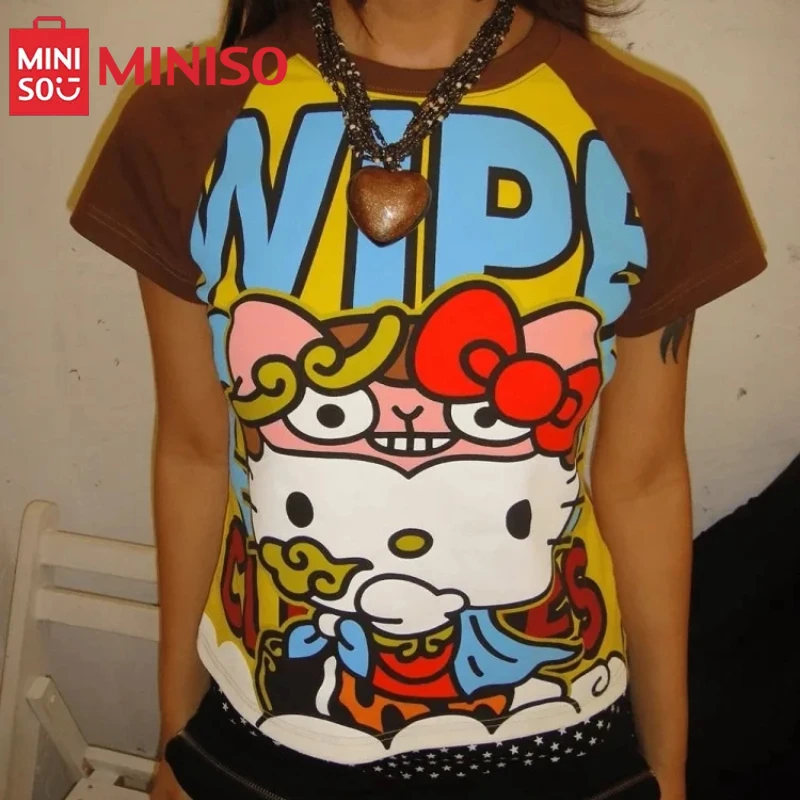 MINISO صيف جديد لطيف الكرتون سانريو مرحبا كيتي تي شيرت مطبوع للنساء قصيرة الأكمام س الرقبة تيز عادية القوطية موضة Y2K القمم