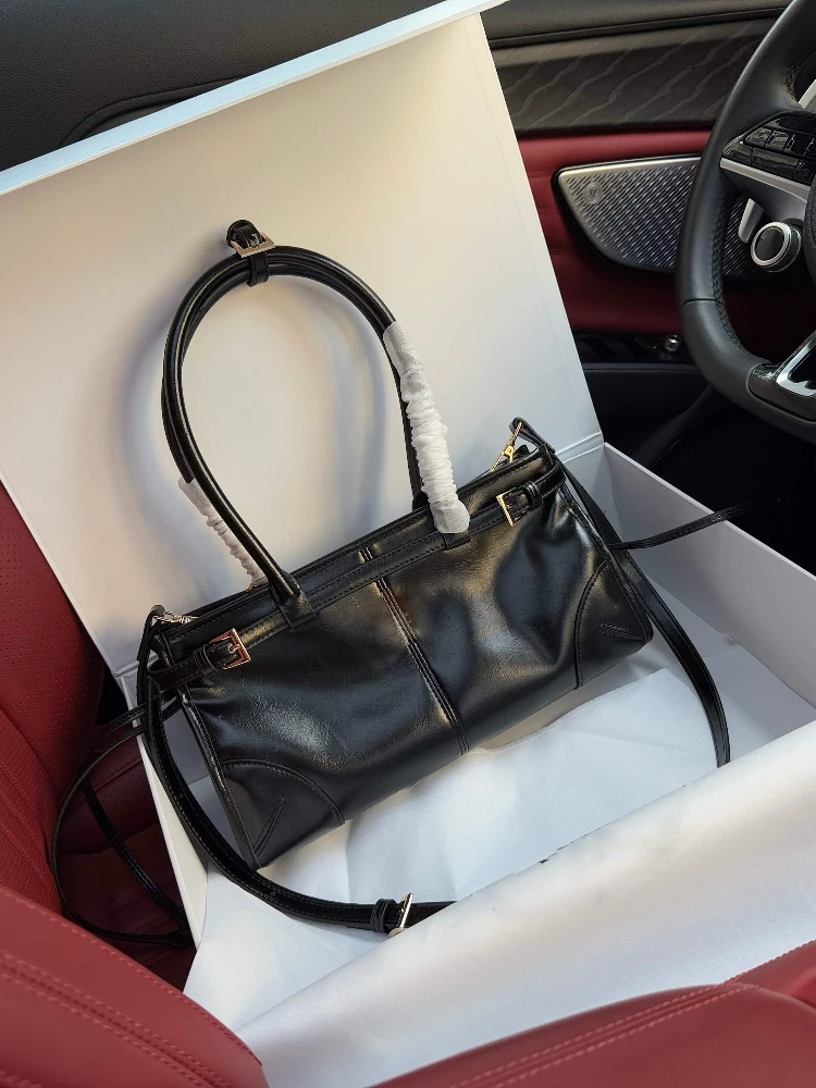 

2025 New Handbag Large Capaci Wax Leather Long Handle Underarm Bag French Bread Single oulder Bag Commute Lo Feature