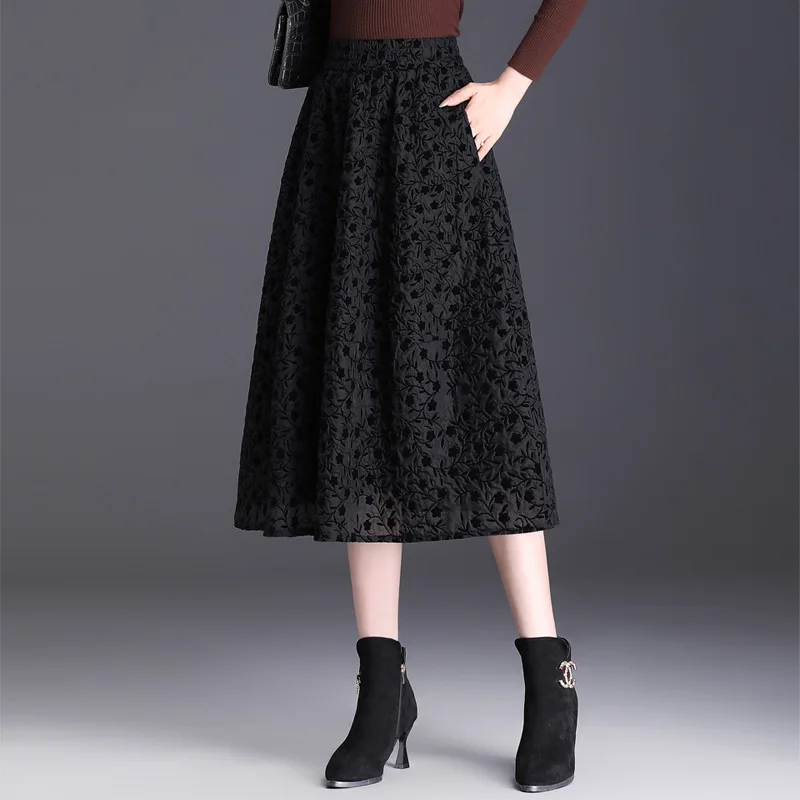 ZXRYXGS 2023 Autumn Embossed Mid Length Fashion Skirt Elastic Waist Temperament Slim Fit Black Skirt