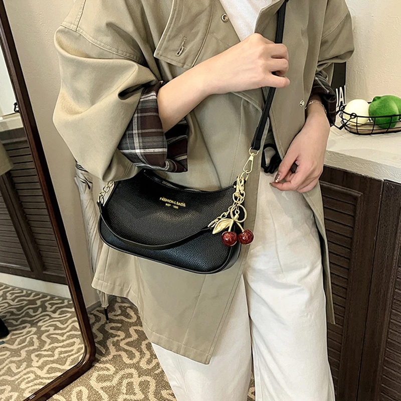 Schwarze Damen-Umhängetasche aus Kunstleder mit Kirsch-Anhänger, Casual-Stil für Arbeit, Reisen und den täglichen Gebrauch, Unterarmtasche, Handtasche – Detail 9