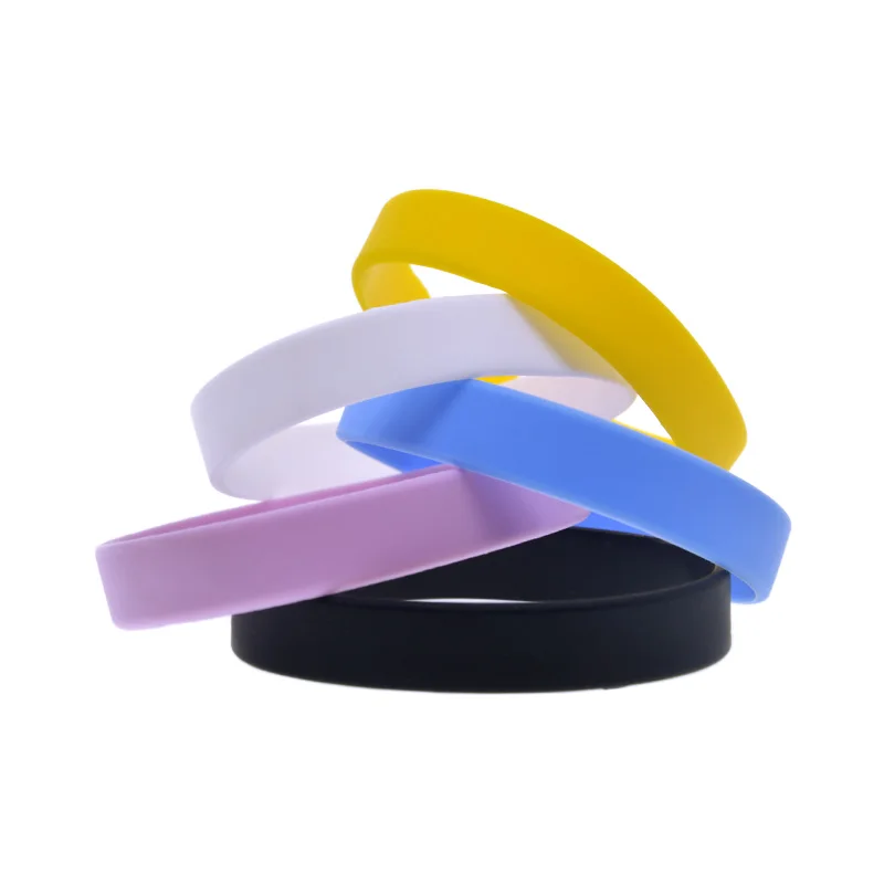 50 Stück klassische, einfarbige Silikon-Armbänder, Unisex-Modearmbänder für Musikpartys, leuchtende Gummi-Armbänder. – Detail 1
