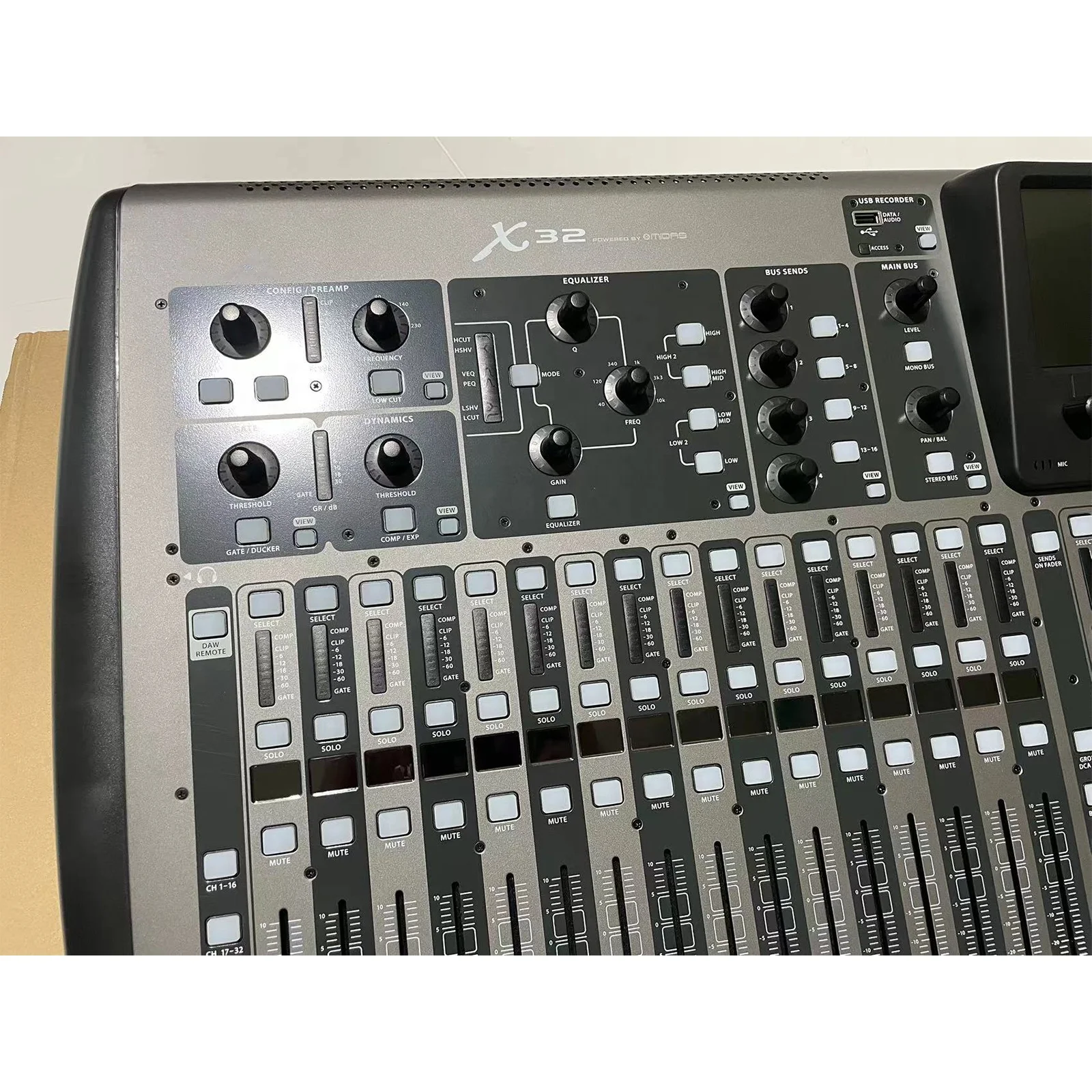 X32 Digital Mixing Console 32-Channel Audio Interface and IPad/iPhone Remote Control 40-Input 25-Bus