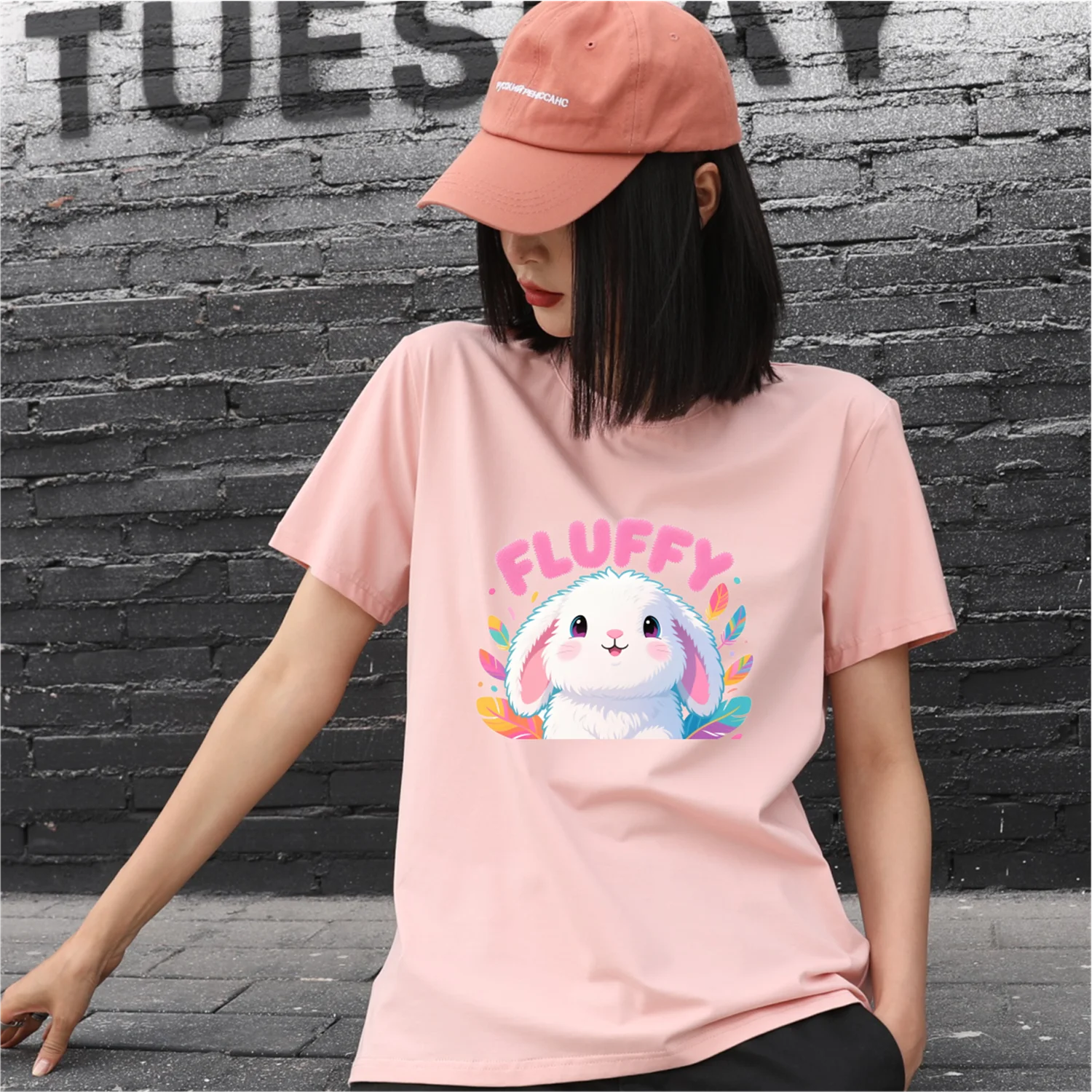 

Розовая футболка с милым принтом кролика и пушистыми украшениями в виде букв, свободный повседневный топ с короткими рукавами в милом стиле