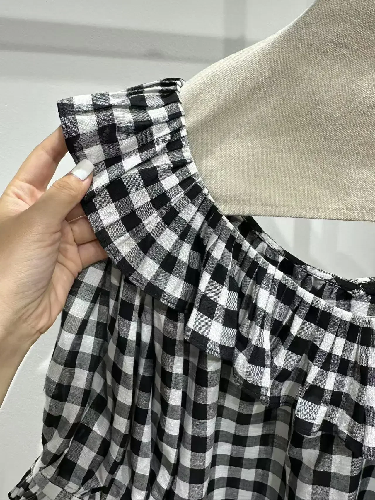 

Tops 2025 New Design Black White Checkered Half Sleeve Ruffles Frilled Blouse