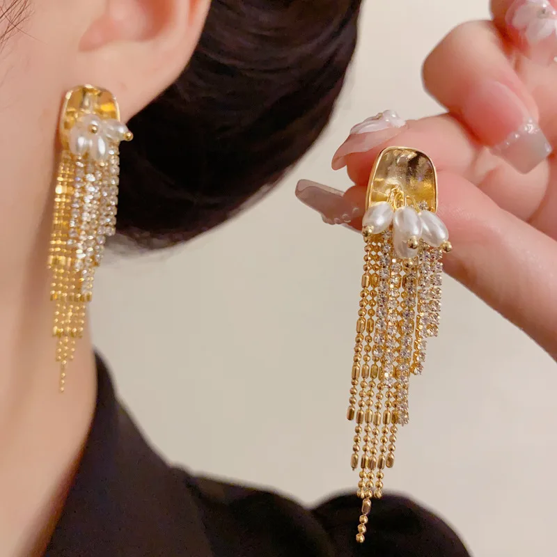 French light luxury fashion metal pearl full zirconium fringed earrings, personalized versatile super flash earrings for women