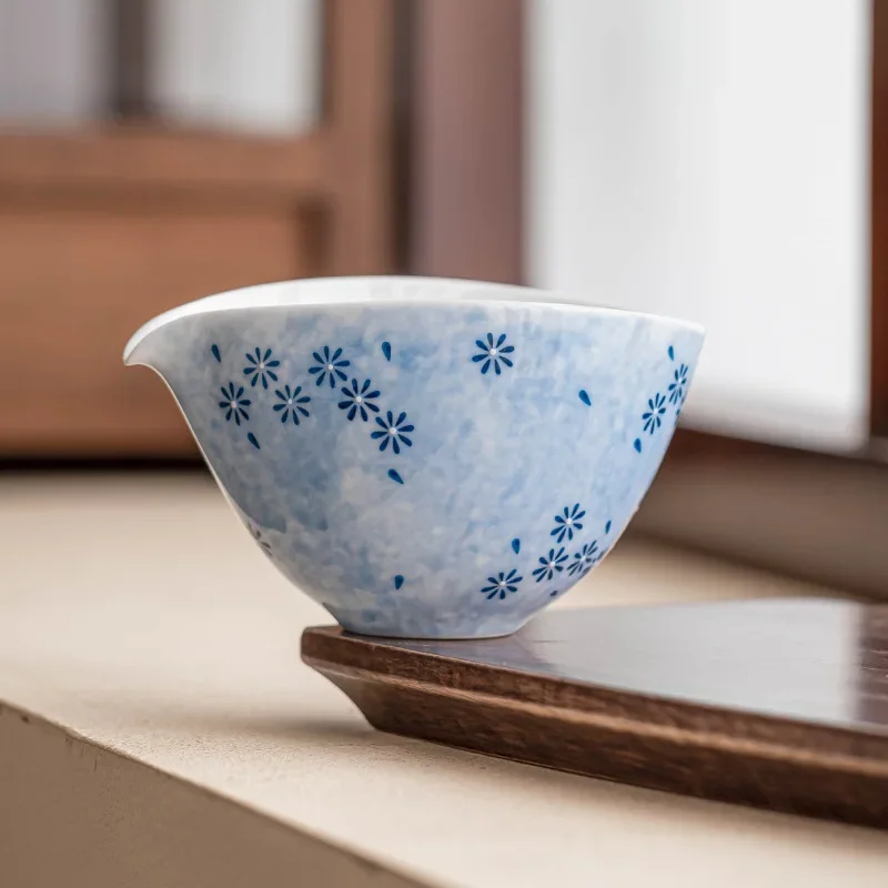 270ML Hand-painted Sprinkled Blue Daisy Ceramic Fair Cup High-end Household Tea Brewing Tea Separator Retro Elegant Public Cup