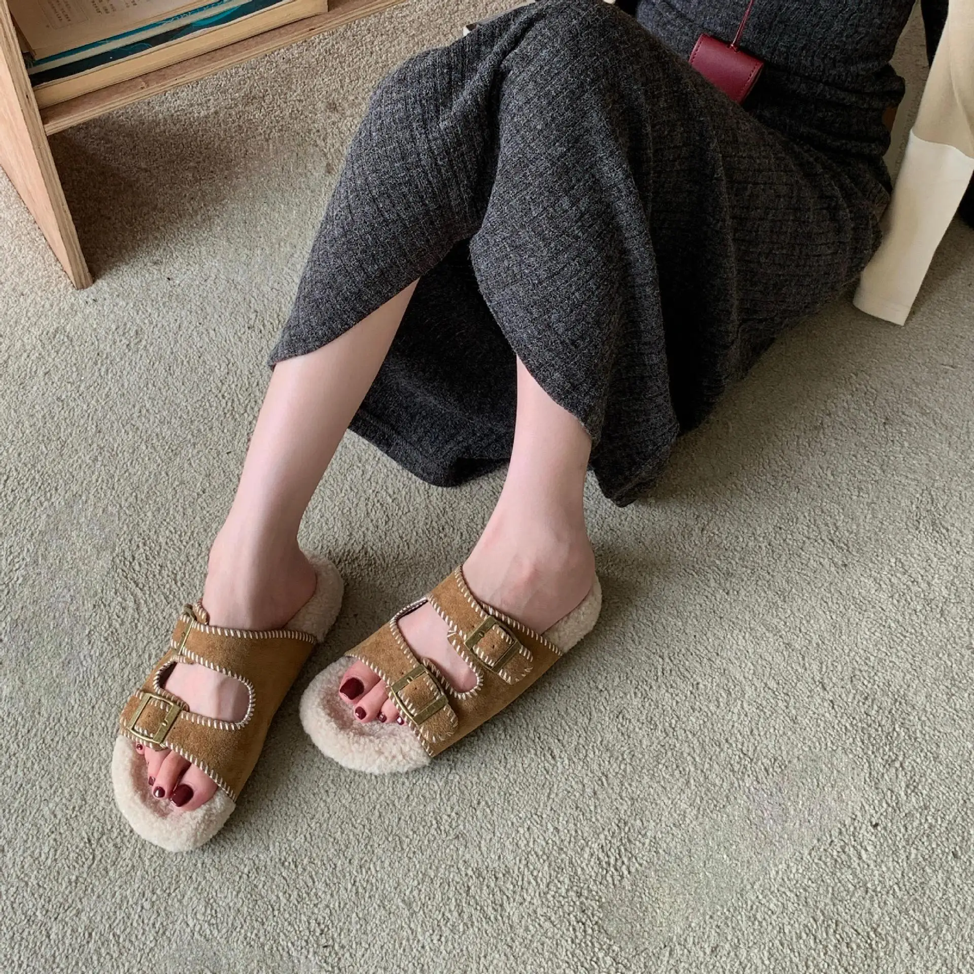 女性のカジュアルな毛皮のビーチサンダル,柔らかいぬいぐるみのフラットヒール,ローマのpu leisuシューズ,豪華な群れのスライド,ローファッション,2024