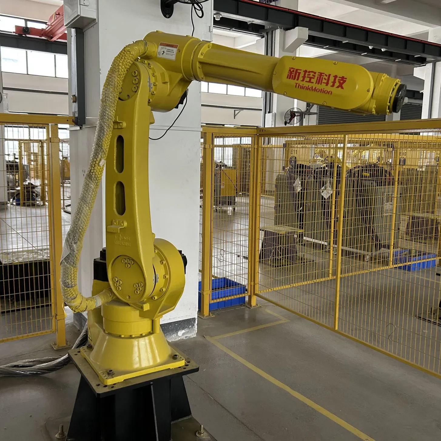 an Automatic Steel Welding Industrial with an Arm Length of 1721mm