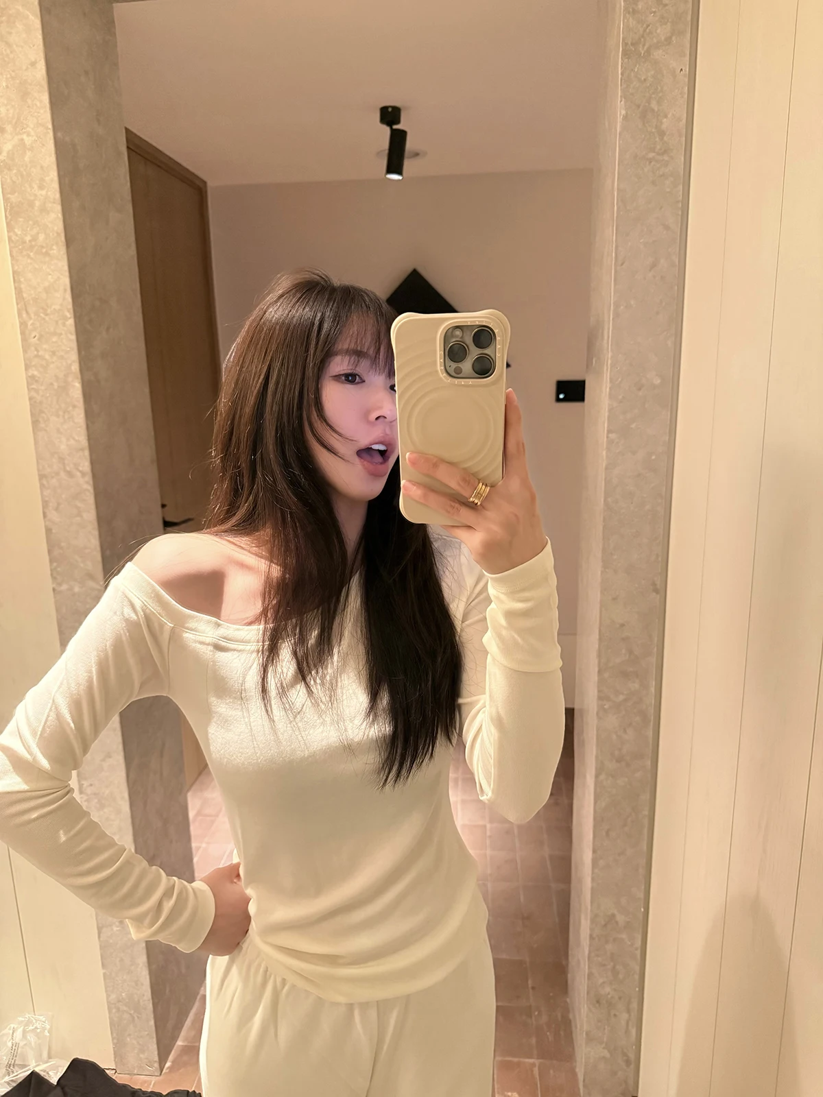 

Футболка с длинным рукавом MOMENTHOME Nana Simple Match, женская, свободного кроя, со средней талией, из вискозы, с асимметричным вырезом на плече, однотонная.