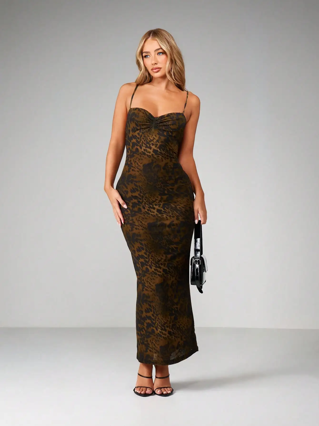 

Макси-платье из сетки с леопардовым принтом, вырезом в форме сердца и тонкими бретелями