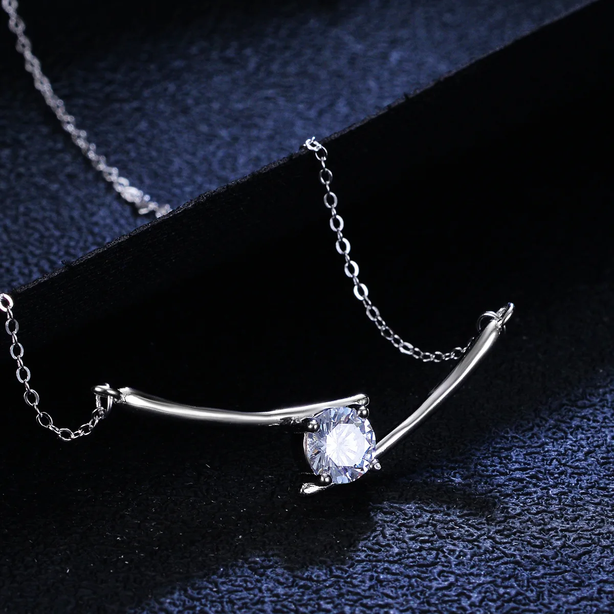 18K Gold Pendant, 1-carat Mozambique Diamond Necklace, Women's Fashion Cross Lightning Pendant, Platinum PT950 Collarbone Chain