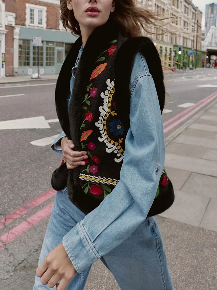 Faionable 2025 شتاء جديد وصول المرأة المطرزة تأثير الفراء الاصطناعي سترة العرقية المرحلة زي التصميم المرقعة العصرية