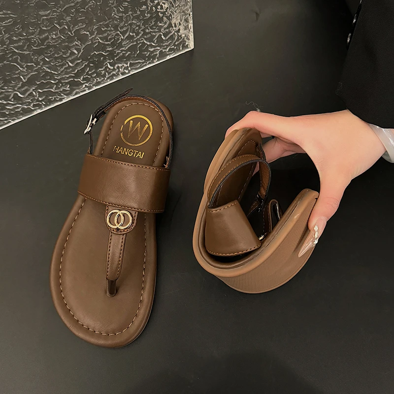 

Women's Soft Bottom Sandals Metal Decoration One Buckle Round Head Clip Toe Beach Shoes Fashion Comfortable Lightweight Shoes