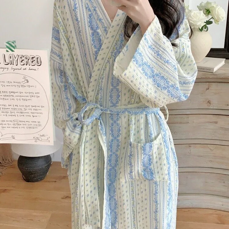 Süßes, frisches und retro gestreiftes Blumen-Nachthemd und Pyjama für Damen: Langärmliger Bademantel für Frühling und Herbst, Loungewear