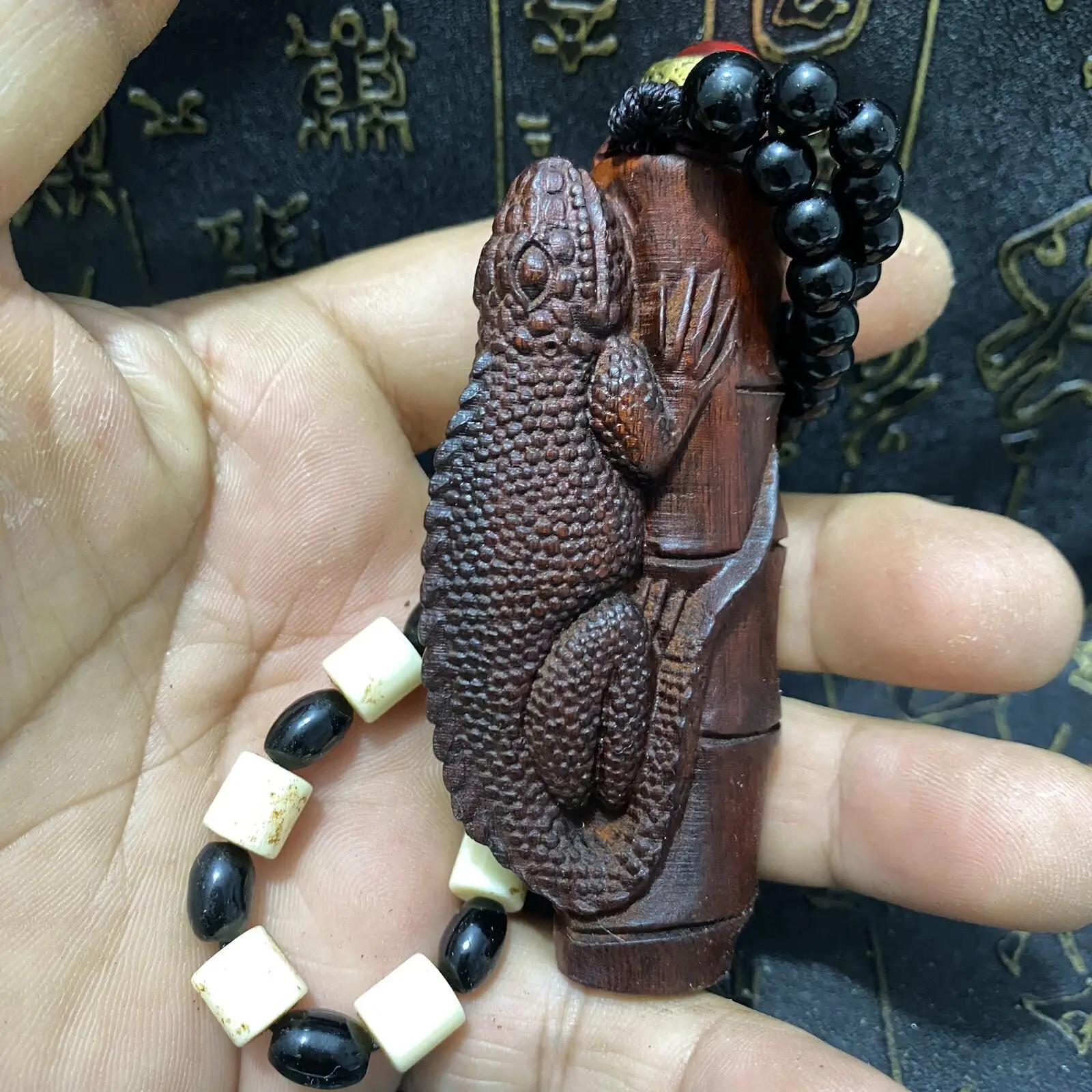 Chinese Exquisite Hand-Made Collection Hand-Painted Yellow Rosewood Snuff Bottle