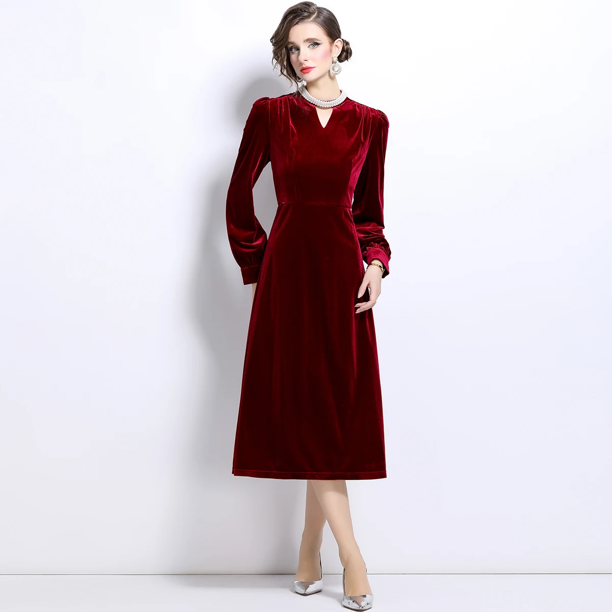 Vintage Women Pearls Beaded Stand Collar Velvet Midi Dress New Autumn Winter Sexy Hollow Out Long Sleeve Velour Party Clothes