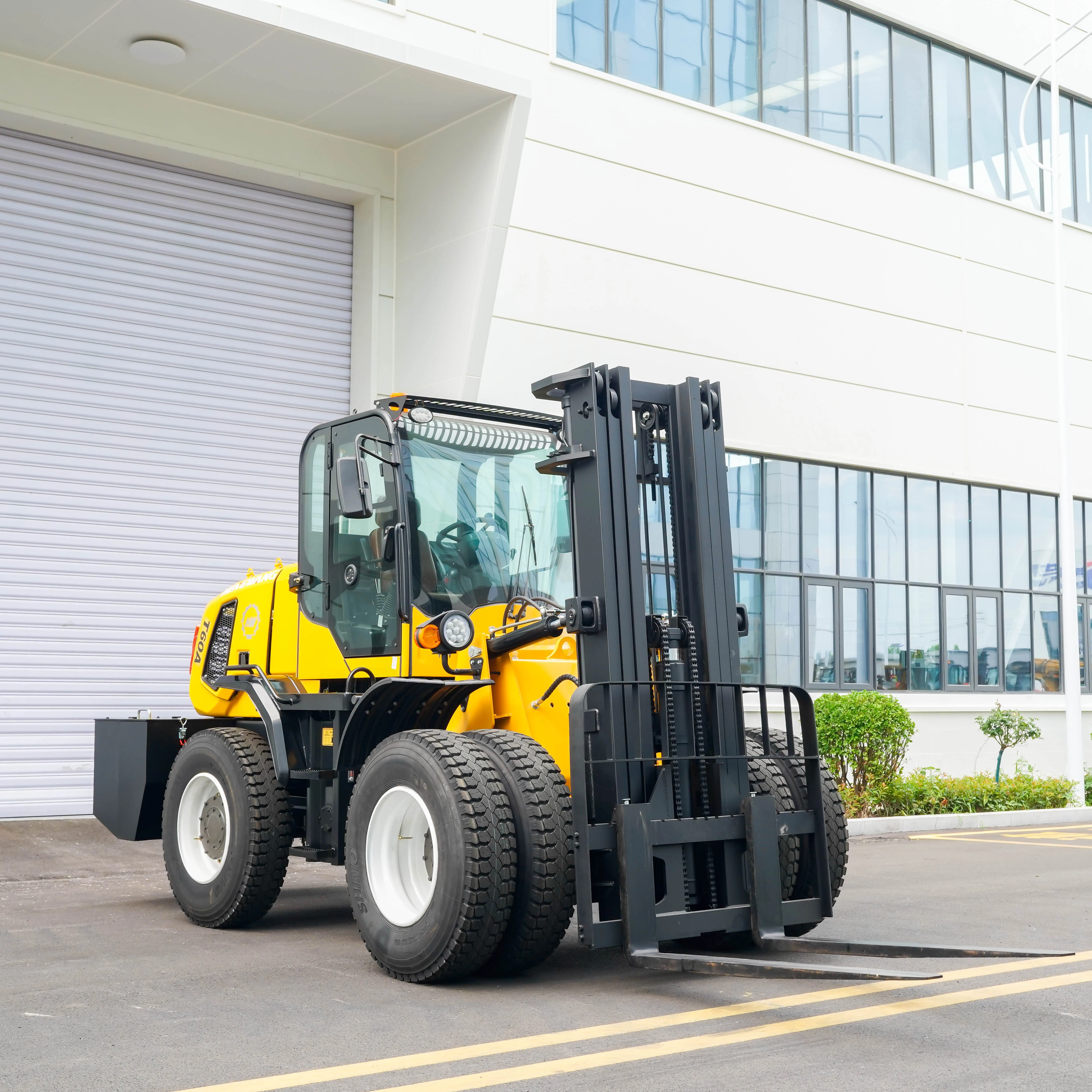 6 ton All-terrain Off-Road Forklift 4-Wheels Hydraulic Forklifts 4x4 Customizable Material Handling Equipment for Rough Terrain